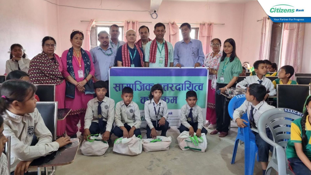 सिटिजन्स बैंकद्वारा विद्यार्थीलाई विद्यालय पोशाक वितरण