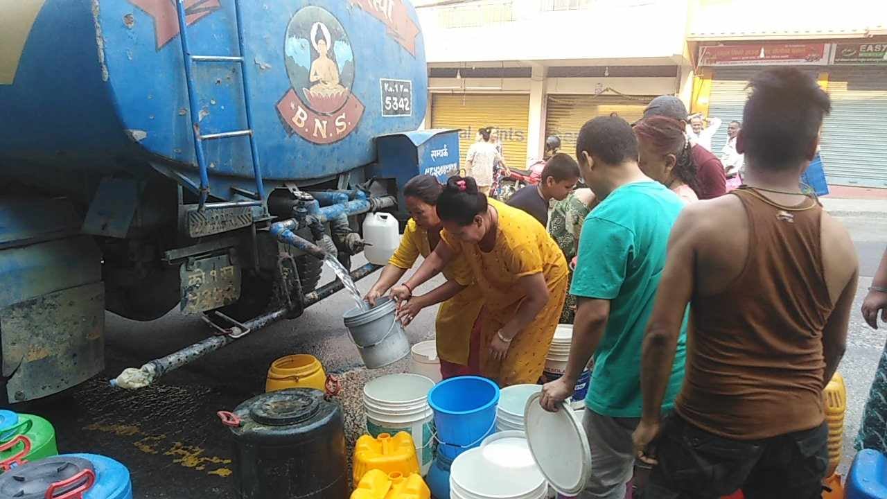 धरानमा खानेपानीको अभाव, हर्क साम्पाङले ४२ किलोमिटर दूरीबाट ल्याएको पानीले पुगेन