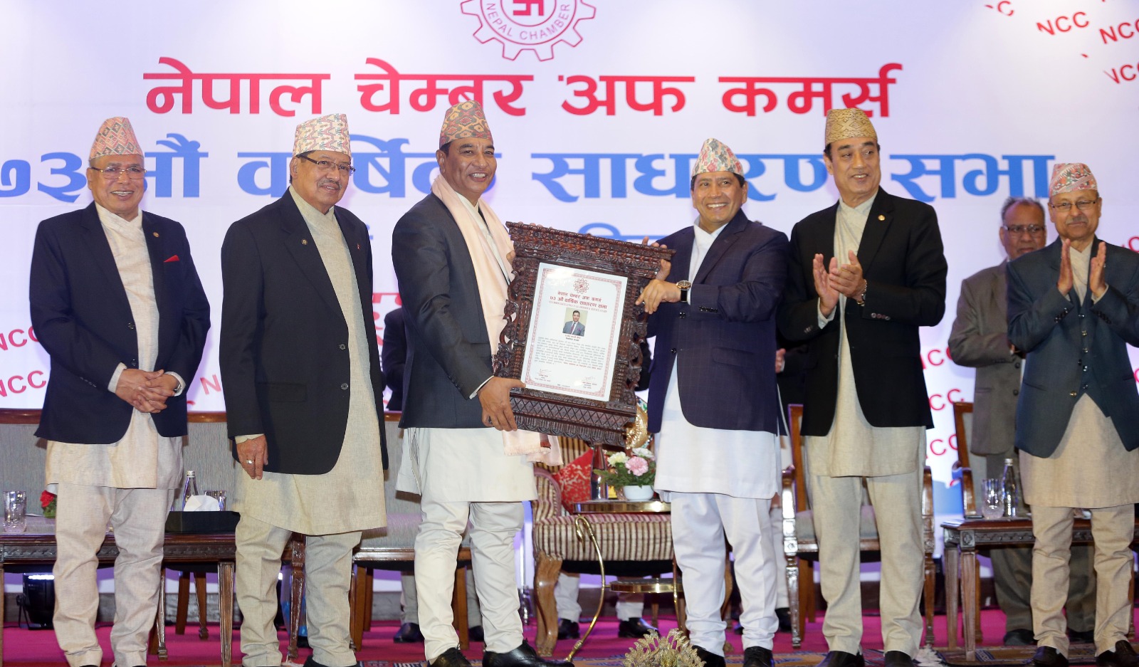 राजेश काजी श्रेष्ठ चेम्बर एक्सेलेन्सी लिडरसिप एण्ड सर्भिस अवार्डबाट सम्मानित