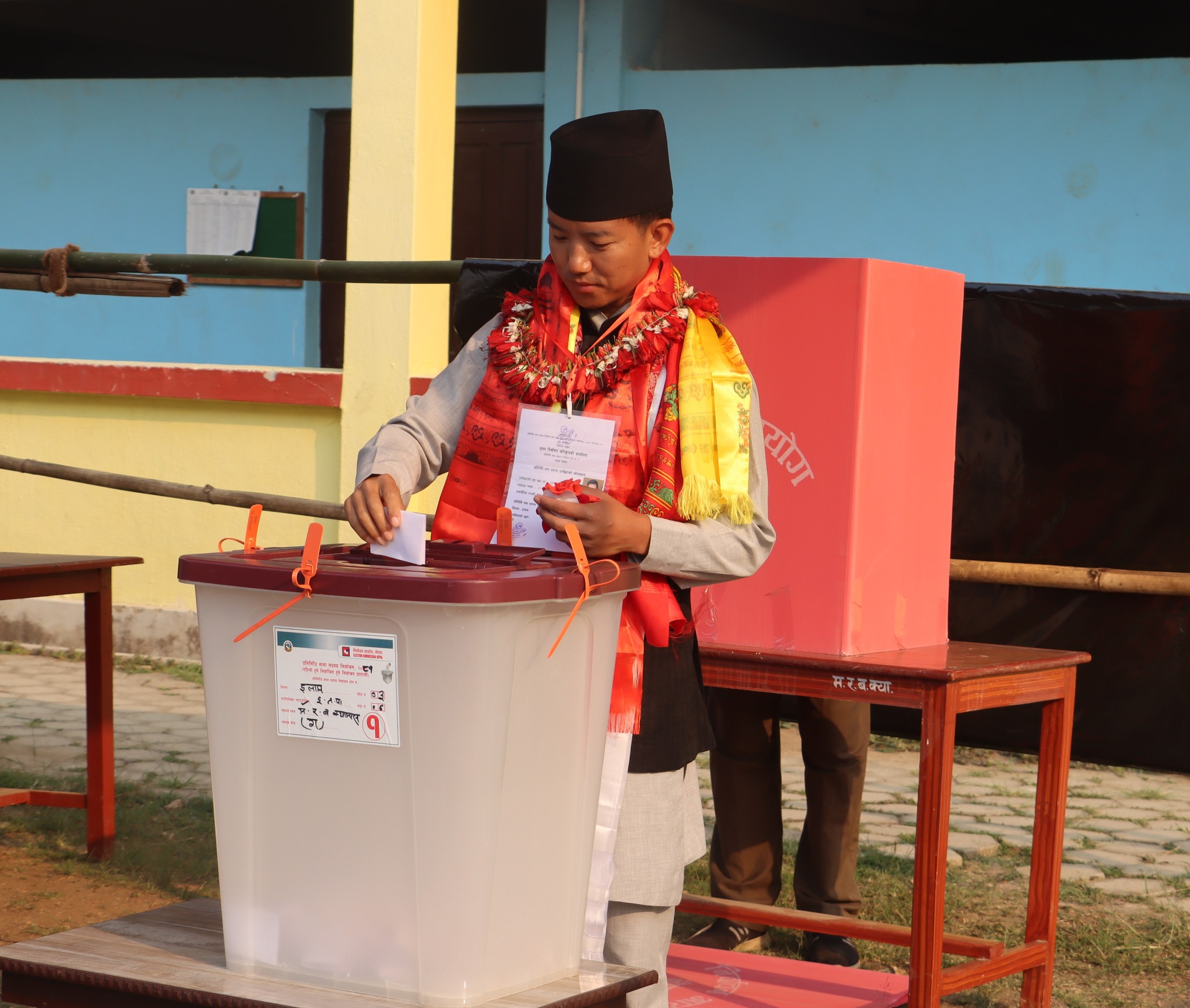 इलाम-२ मा चार उम्मेदवारले गरे मतदान