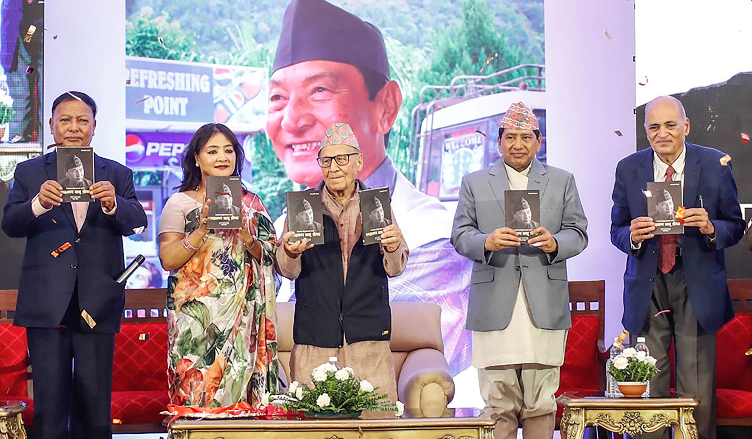 नेपालमा केबुलकार भित्र्याउने उद्यमी लक्ष्मणबाबु श्रेष्ठबारेको किताब सार्वजनिक