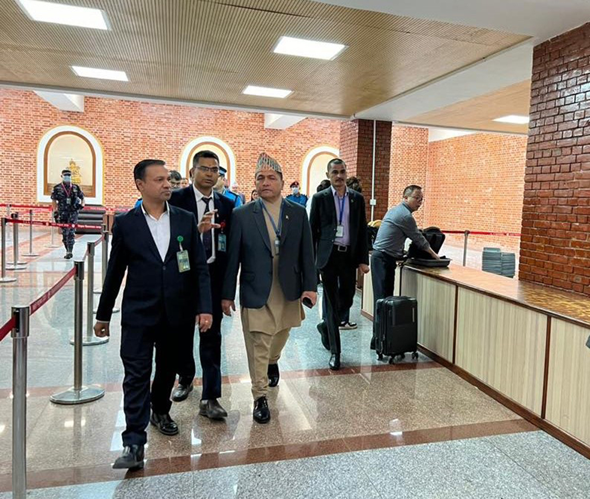 जब गृहसचिव अर्याल यात्रु बनेर विमानस्थल छिरे…