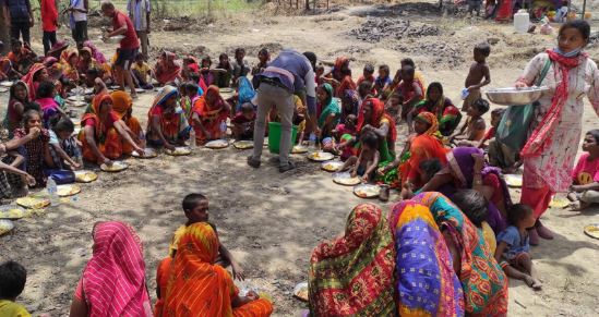 चिम्टीका अग्निपीडितलाई दैनिक निःशुल्क खाना खुवाइँदै