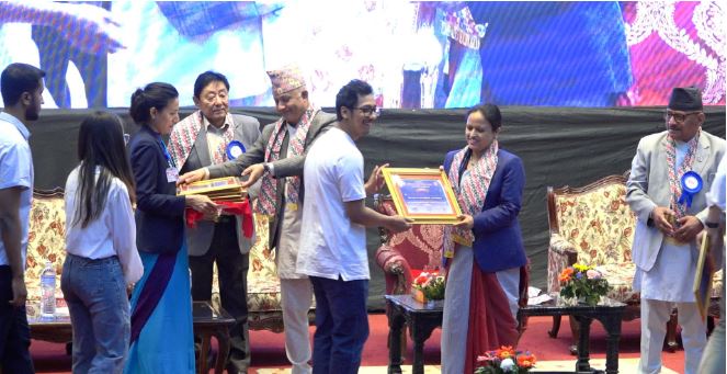 सूचना प्रविधिको विकासमा क्रियाशील व्यक्ति तथा संस्था पुरस्कृत