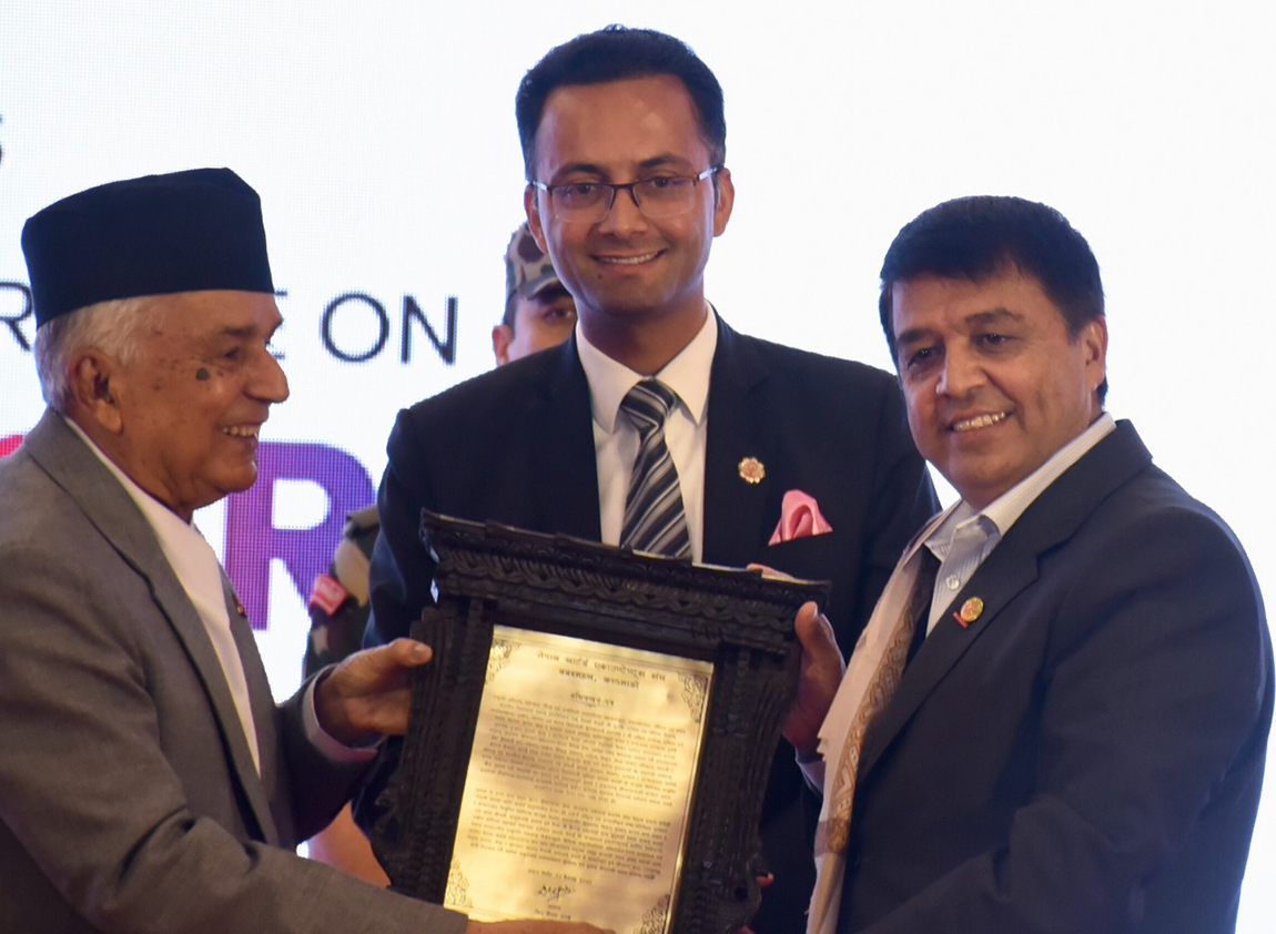 महासंघ अध्यक्ष ढकाल कर्पोरेट एक्सिलेन्सी अवार्डबाट सम्मानित