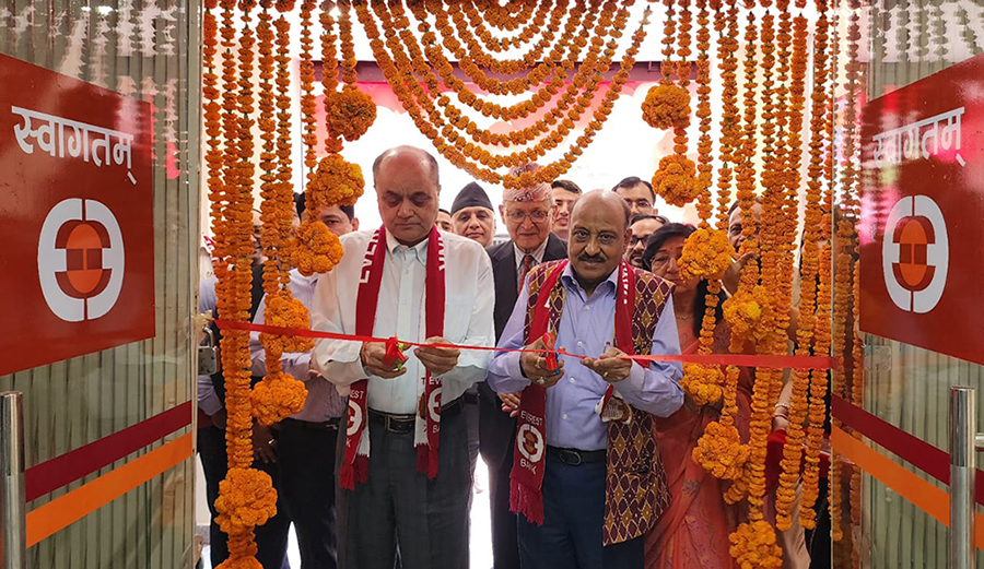 एभरेष्ट बैंकको वीरगञ्ज शाखा र मधेश प्रदेशको प्रादेशिक कार्यालय अब आफ्नै भवनमा