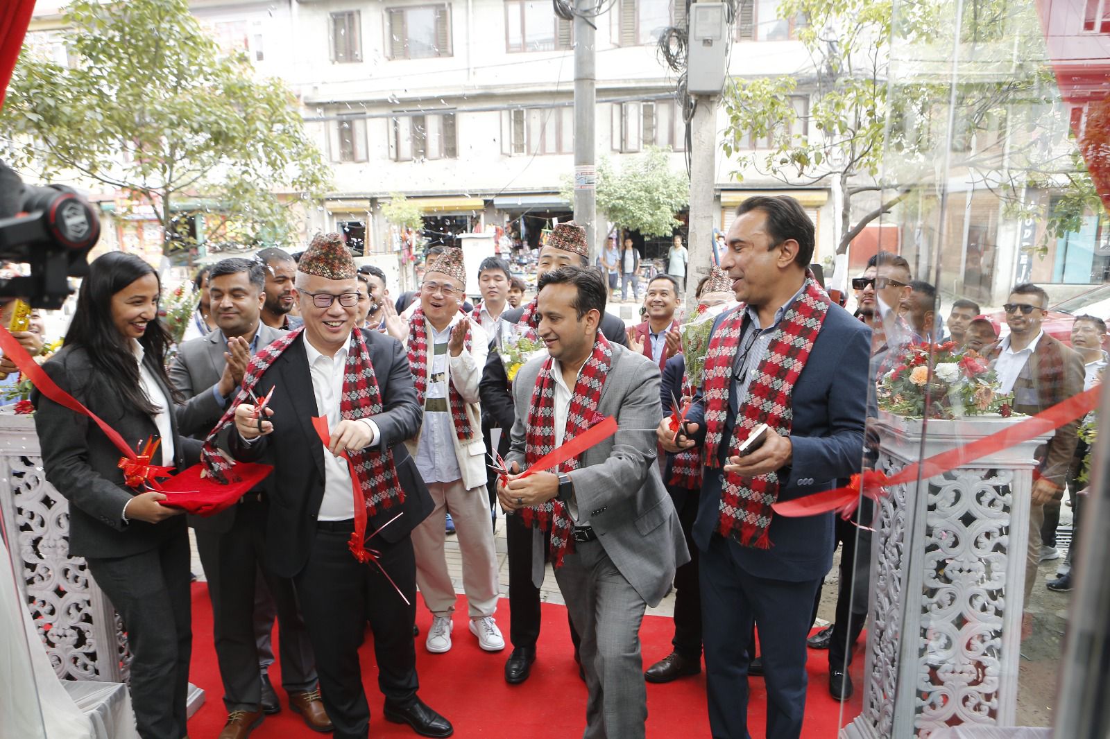 किङ्गलोङ्गको नयाँ सोरूम पानीपोखरीमा खुल्यो (फोटो फिचर)