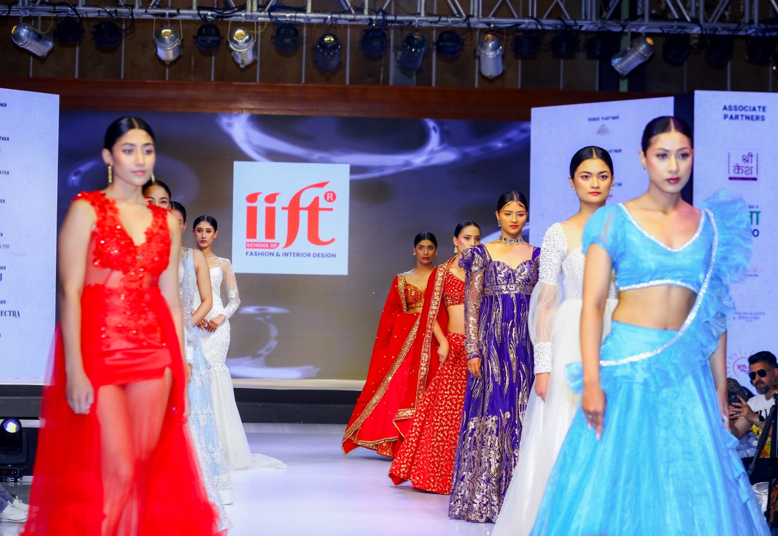 फेसन नेटवर्क नेपालको ‘फेसन फेस्टिभल’मा दिलमायाले दिइन् आकर्षक प्रस्तुति (तस्बिरहरू)