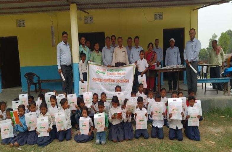 समृद्धि फाइनान्सद्धारा विपन्न वर्गका विद्यार्थीलाई स्टेशनरी वितरण