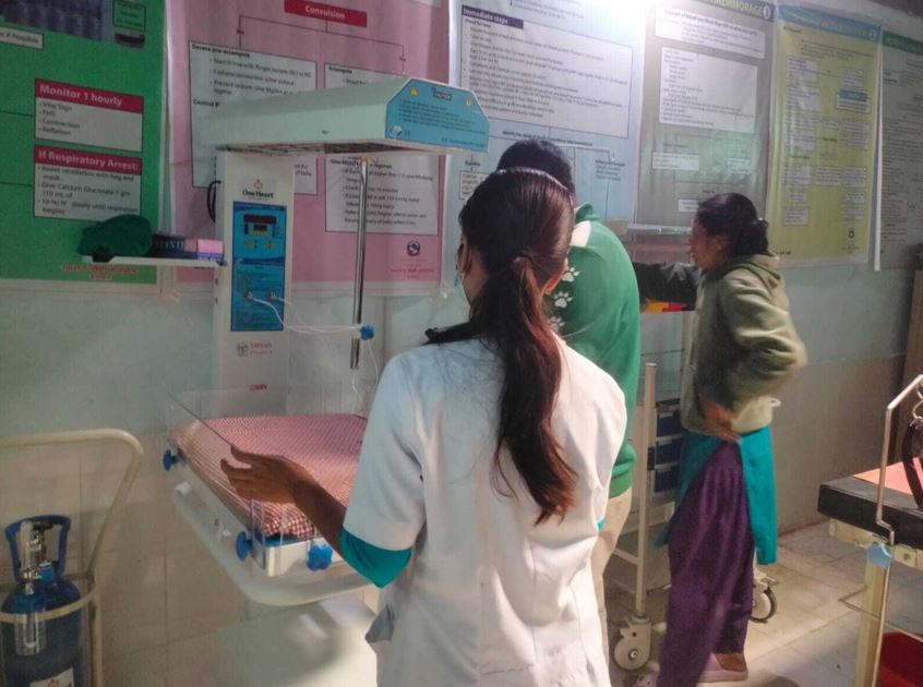 दुर्गमका स्वास्थ्यचौकीलाई स्वास्थ्य सामग्री हस्तान्तरण