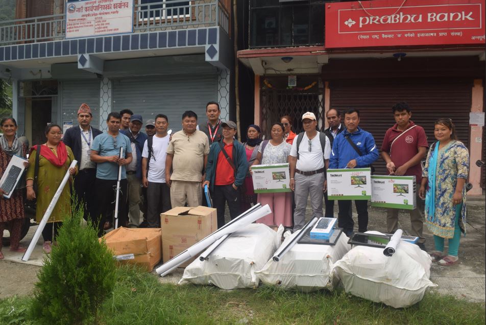 सामुदायिक विद्यालयलाई शैक्षिक सामग्री वितरण