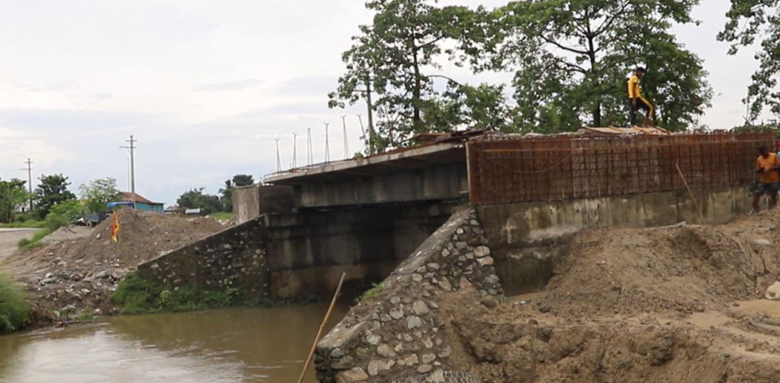 तीन वर्षमा बन्ने भनेको पुल १० वर्षसम्म अलपत्र
