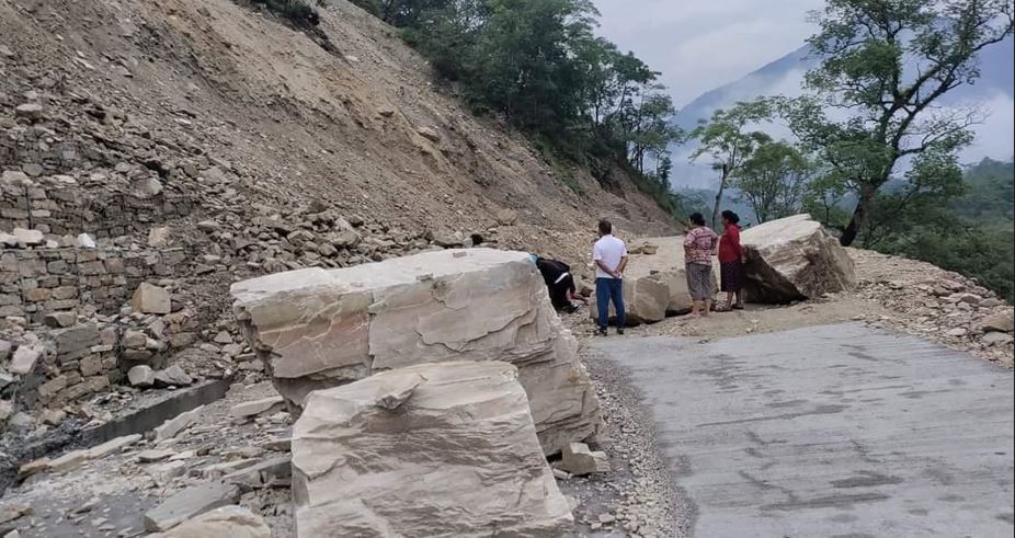 पहिरोका कारण बेँसीसहर–चामे सडक अवरुद्ध