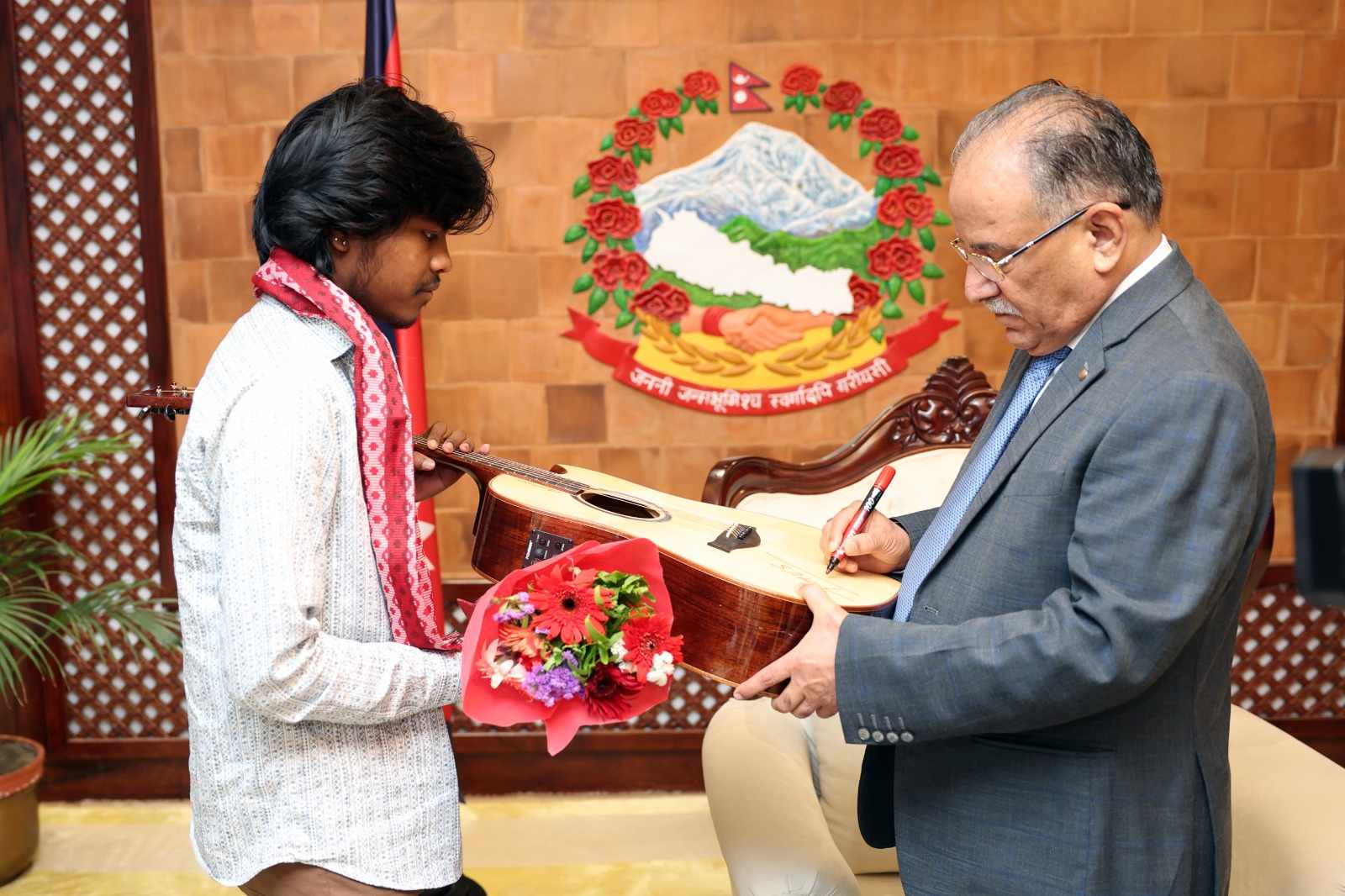 नेपाल आइडल विजेता करण परियारलाई प्रधानमन्त्रीले दिए गितार उपहार