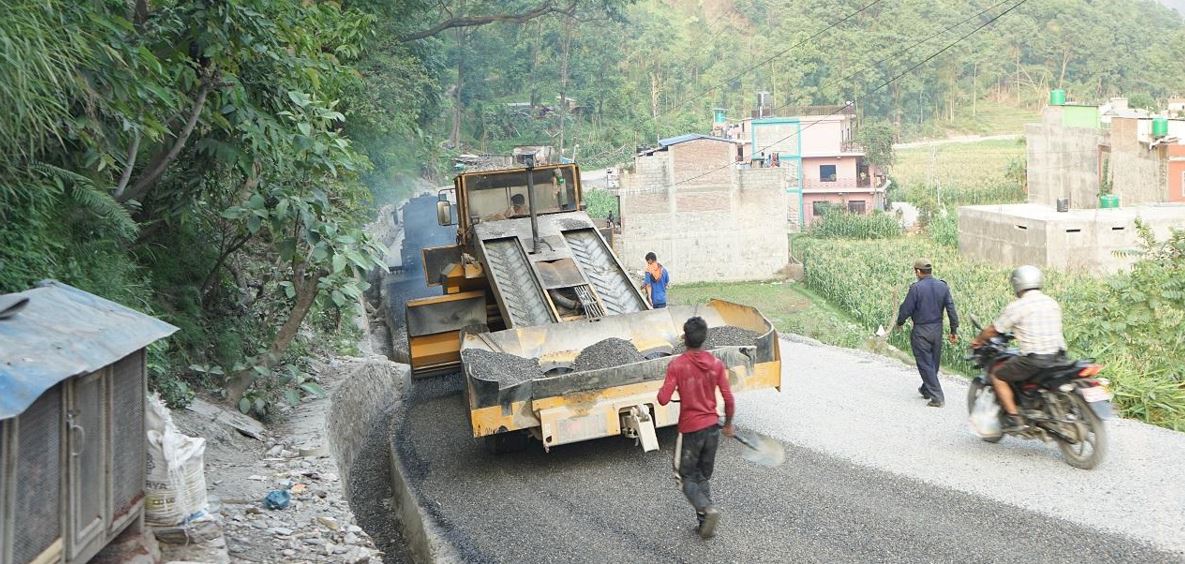सडक पुगेको २० वर्षपछि कालोपत्रे