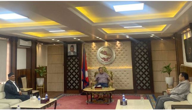 संसद् सचिवालयका कर्मचारीका मागबारे अर्थमन्त्रीसँग छलफल