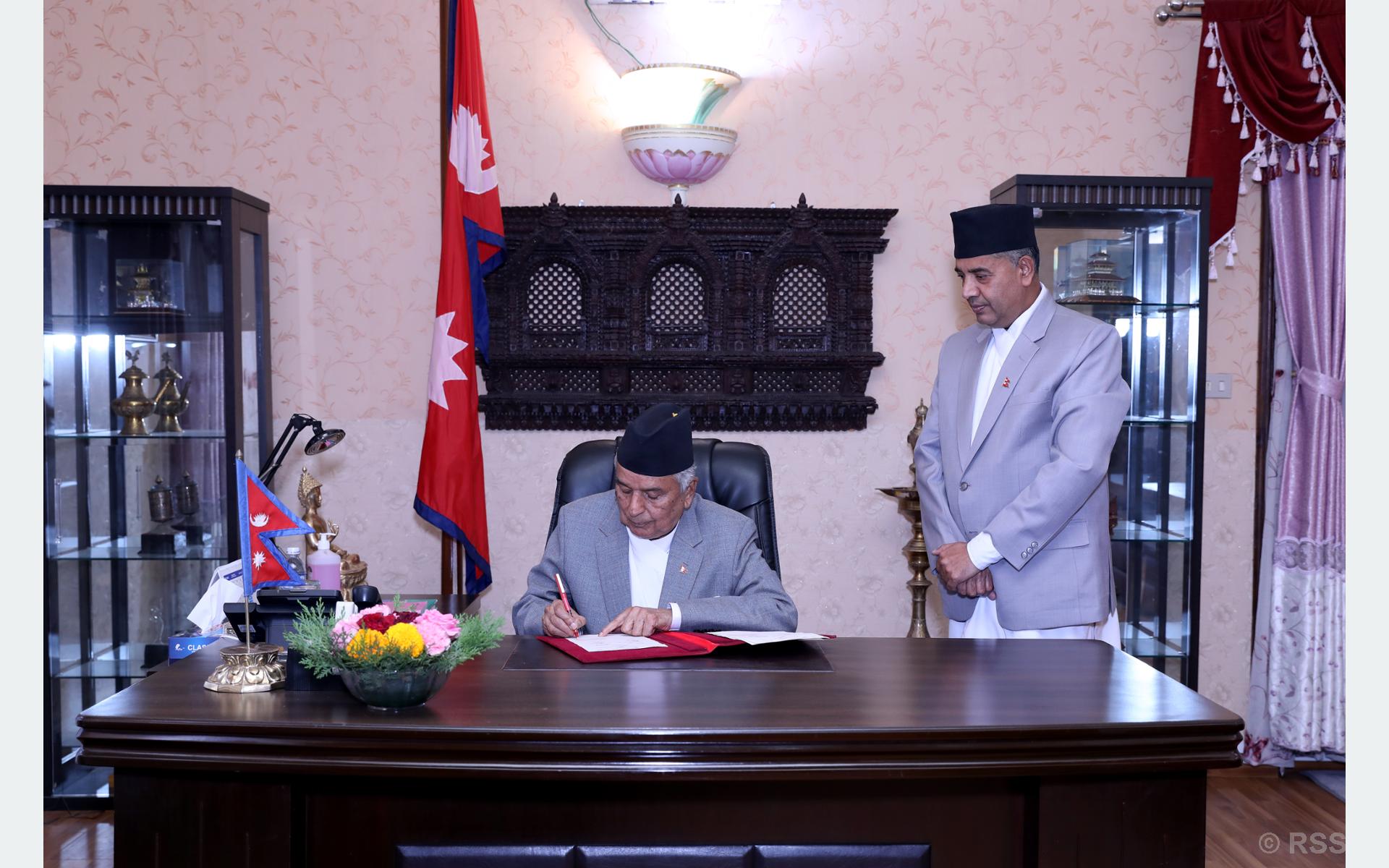 सुरेश अधिकारी प्रतिनिधिसभा सचिव नियुक्त