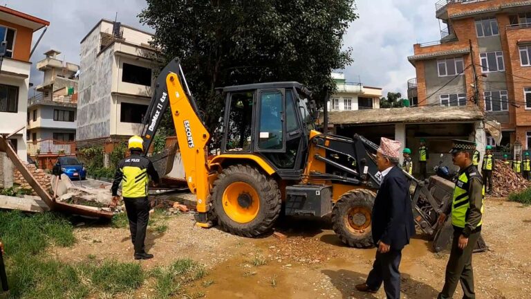 ललितपुर महानगरले अख्तियारका आयुक्तको घरमा चलायो डोजर