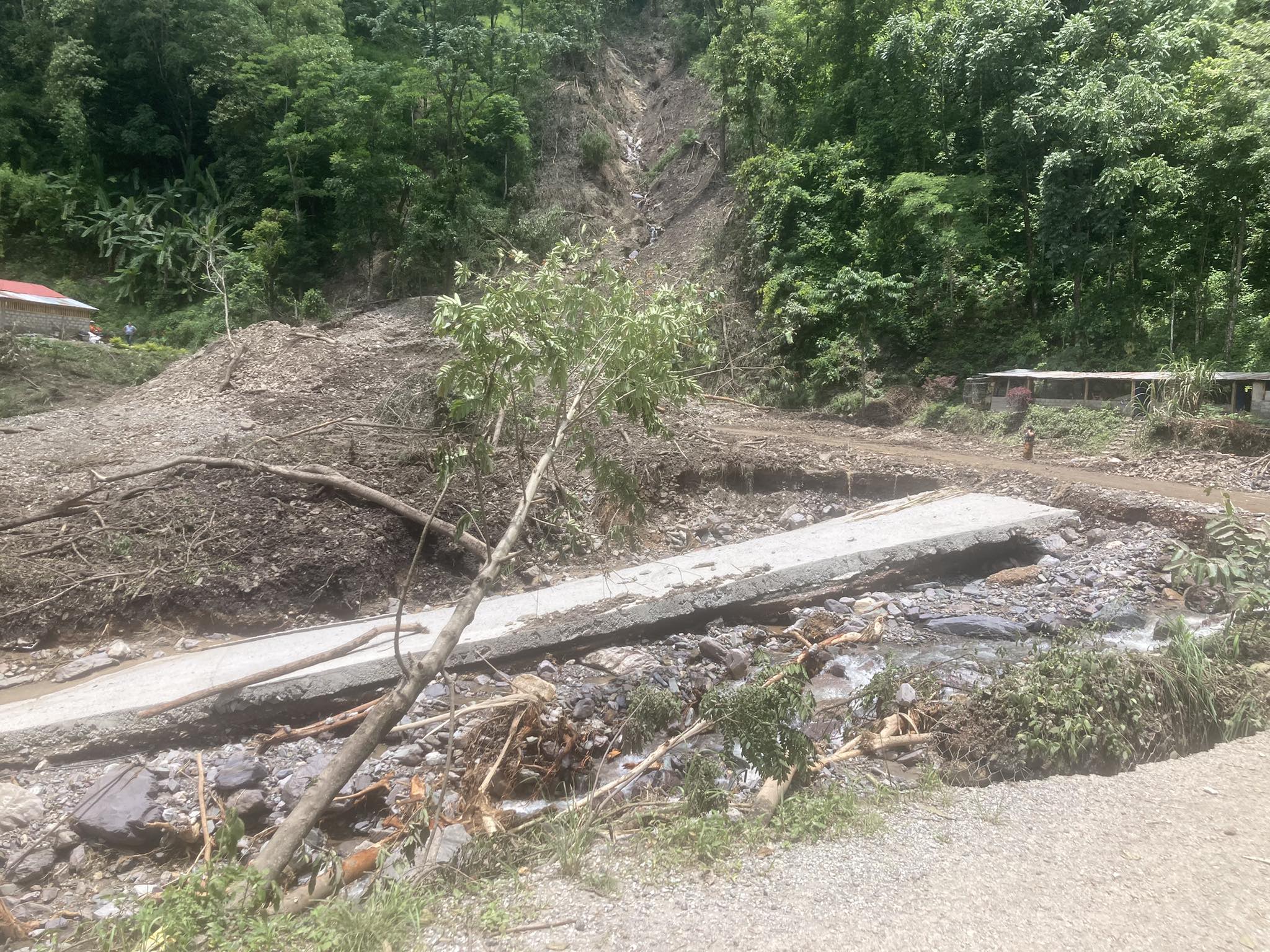 वर्षाले पुष्पलाल लोकमार्गका विभिन्न स्थानमा क्षति 