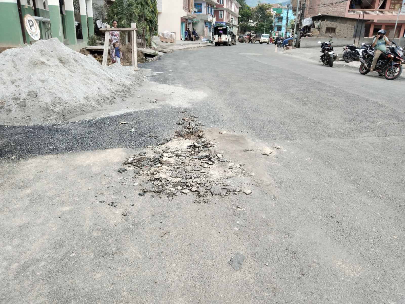 मन्थली–खिम्ती सडक कालोपत्रे १५ दिन पनि टिकेन