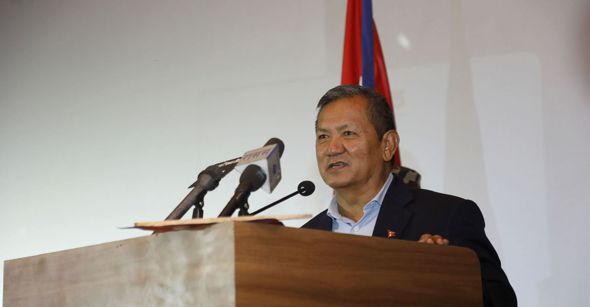 राजा खोज्नु भनेको बिजुलीको युगमा ‘अगुल्टो बाल्छु’ भन्नुजस्तै होः सञ्चारमन्त्री गुरुङ