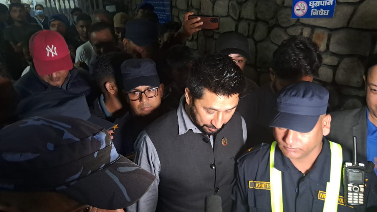 सहकारी ठगी प्रकरण: रवि लामिछानेलाई राति नै लगियो पोखरा