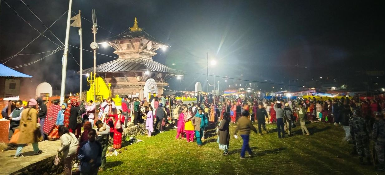 ईशानेश्वरमा रातभर उभिएर ठाडो बत्ती बाल्दै सयौँ दम्पत्ति, के छ जनबिश्वास ?