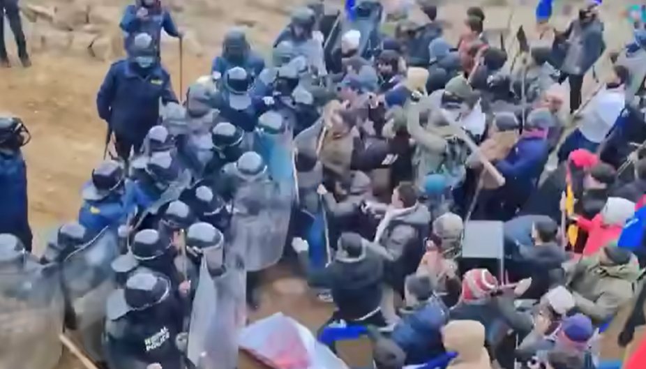 ताप्लेजुङमा प्रहरी र आन्दोलनकारीबिच झडप, दुई जना घाइते