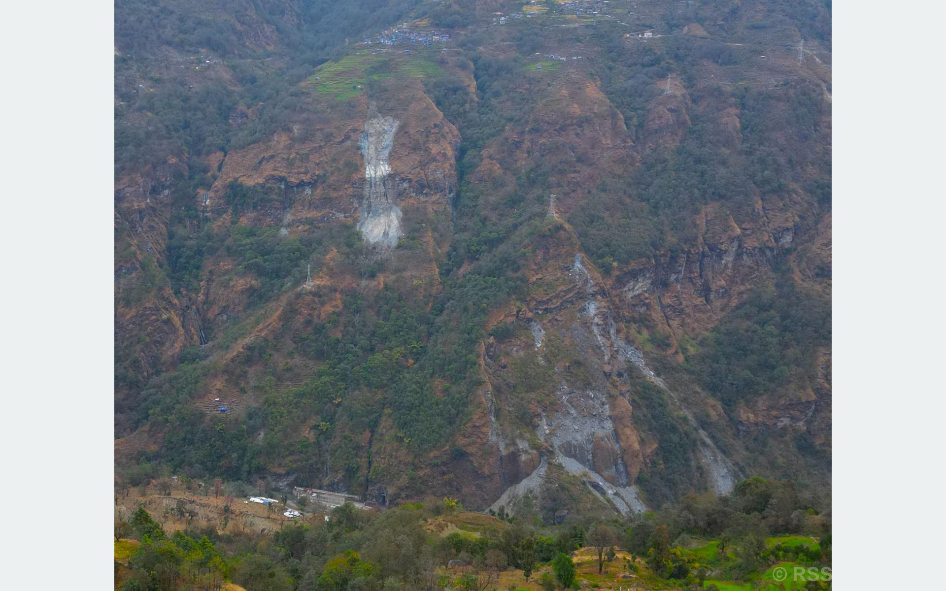 रघुगङ्गा हाइड्रोपावरद्वारा निर्माणाधीन राहुघाटको बाँध पहिरोको जोखिममा