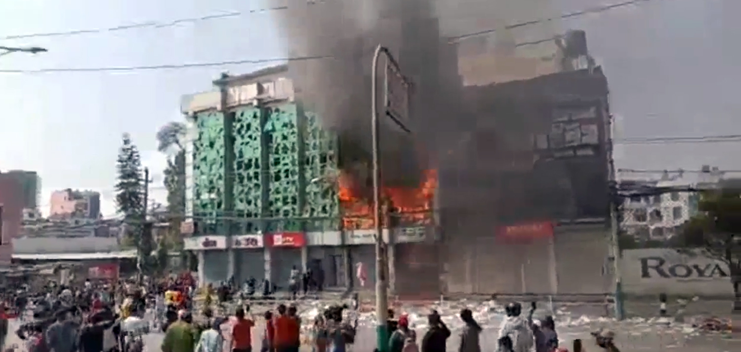 सभा बिथोलिएपछि तीनकुनेको निजी घरमा आगजनी (तस्बिरहरू र भिडिओसहित)