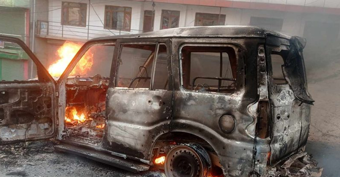 तीनकुनेबाट लखेटिएका प्रदर्शनकारीले बालकुमारीमा जलाए गाडी