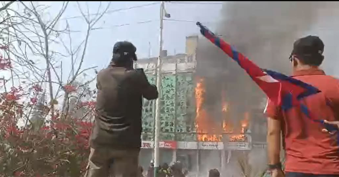 तीनकुनेको स्थिति तनावग्रस्त, प्रहरीले सुरु गर्‍याे हवाई फायर