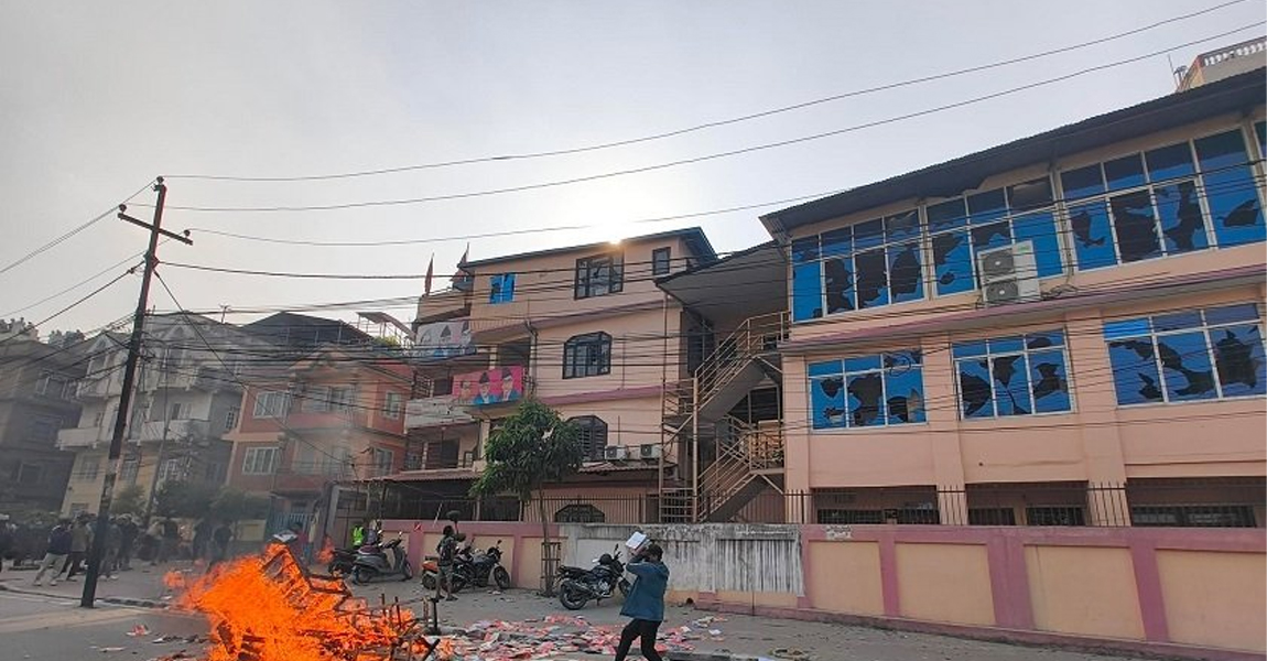 राजावादीले गरे एकीकृत समाजवादीको कार्यालय तोडफोड