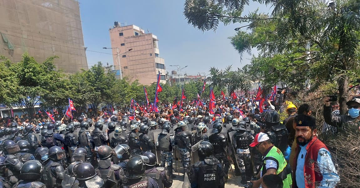 अश्रुग्यास प्रहारपछि तनावग्रस्त बन्यो तीनकुने