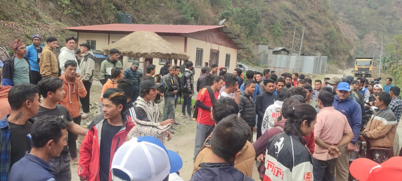 तामाकोशी पाँचौंको कामकाज ठप्प, आन्दोलनमा उत्रिए श्रमिकहरू