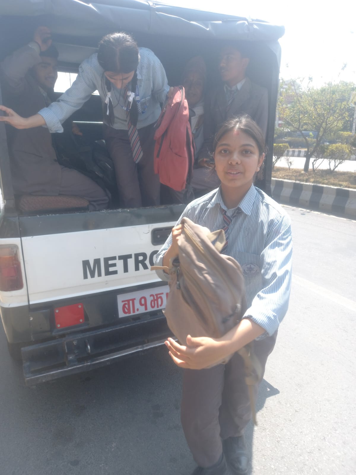 काठमाडौं महानगरपालिकाले  १५२ जना विद्यार्थी र शिक्षकलाई पुर्‍यायो गन्तव्यसम्म 