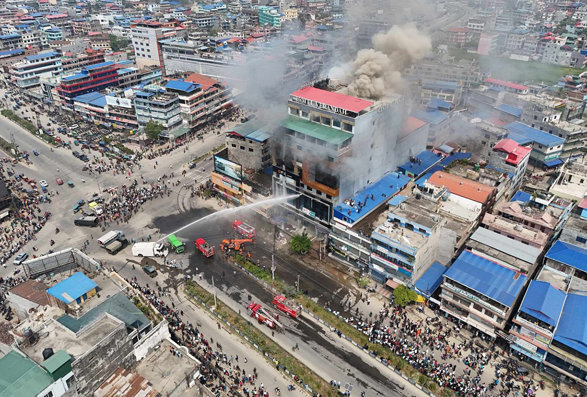 इटहरी सेन्टर प्लाजाकाे आगलागी करिब ६ घन्टापछि नियन्त्रणमा