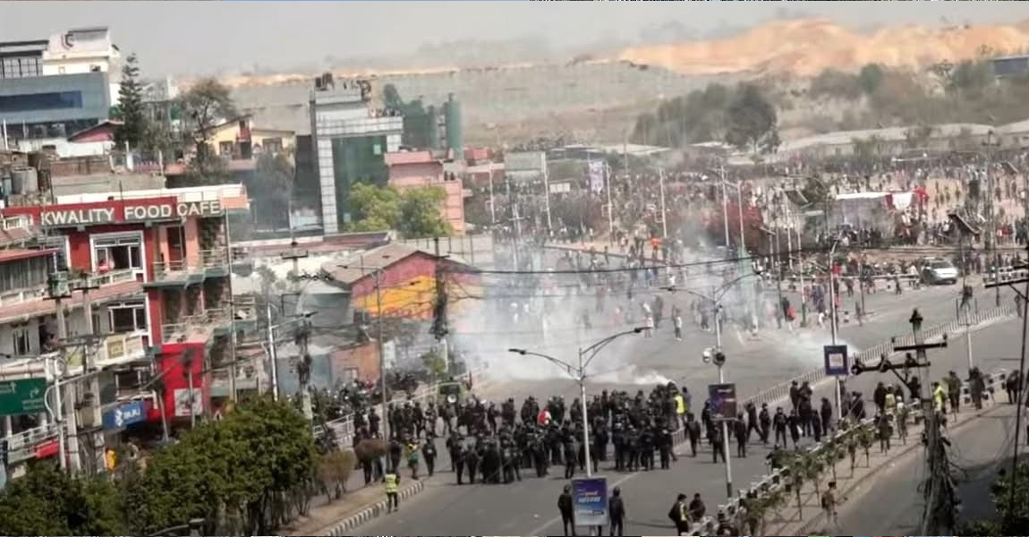 प्रहरीले गर्‍यो अश्रुग्याँस र लाठी प्रहार, तिनकुने तनाब ग्रस्त