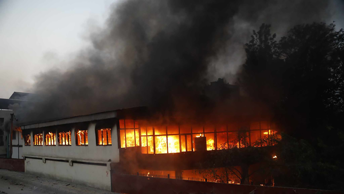 चार घण्टादेखि दनदनी लागिरहेको छ जडीबुटी कम्पनीमा आगो