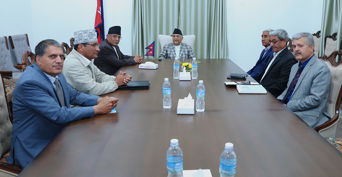 पूर्वराजालाई पक्राउ गर्ने हल्लाबीच सिंहदरबारमा ओली, देउवा र प्रचण्डबीच भेटवार्ता