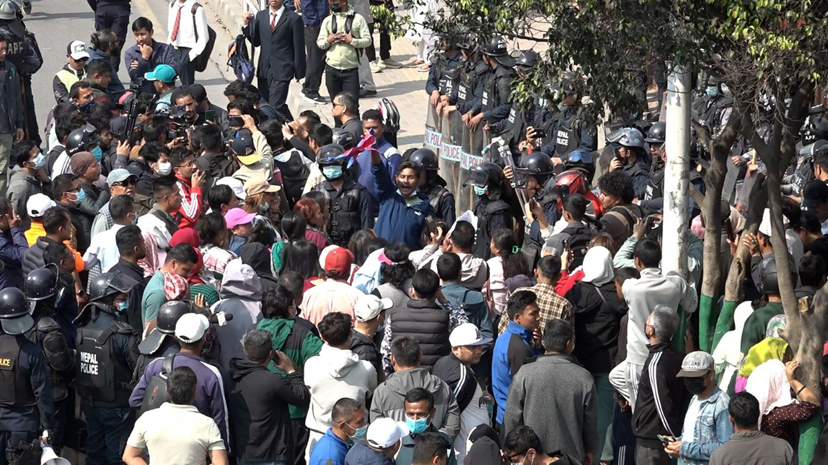 कुलमानका समर्थकहरूले गरे विद्युत् प्राधिकरणको कार्यालयअगाडि प्रदर्शन