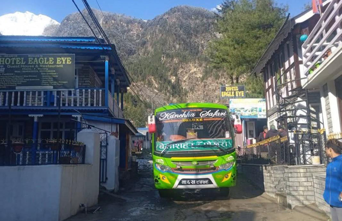 विकास : मनाङको सदरमुकाम चामेमा पहिलो पटक पुग्यो बस