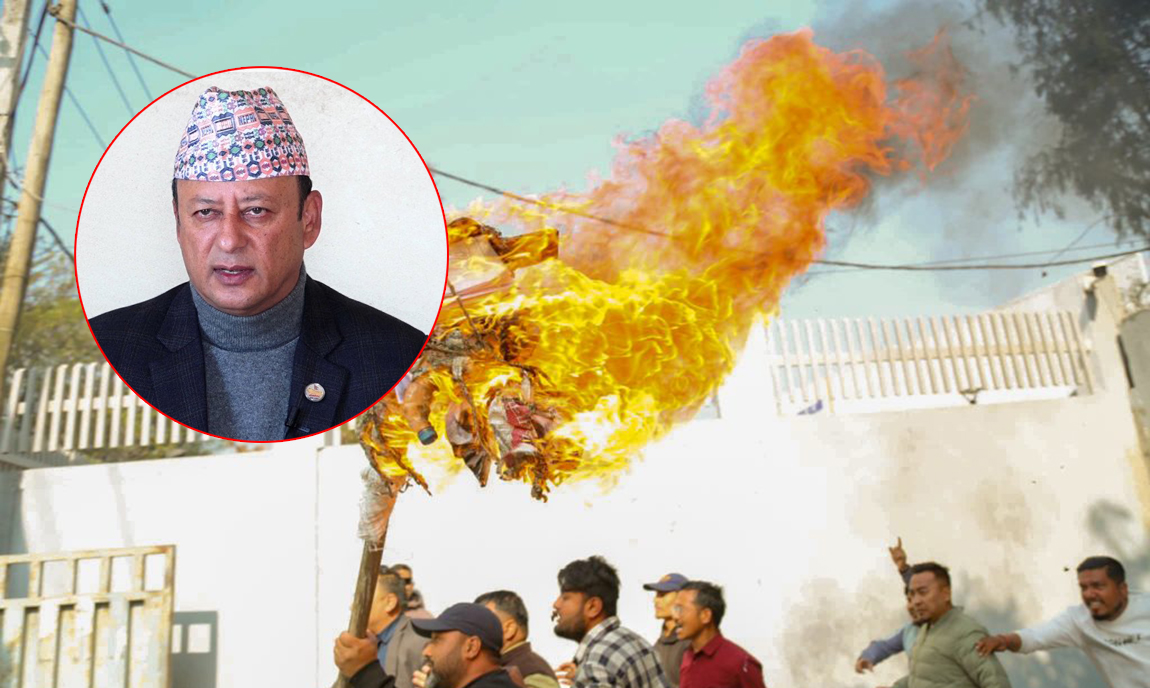 कुलमानलाई बर्खास्त गरेको विरोधमा विद्यार्थीहरूले जलाए ऊर्जामन्त्रीको पुत्ला