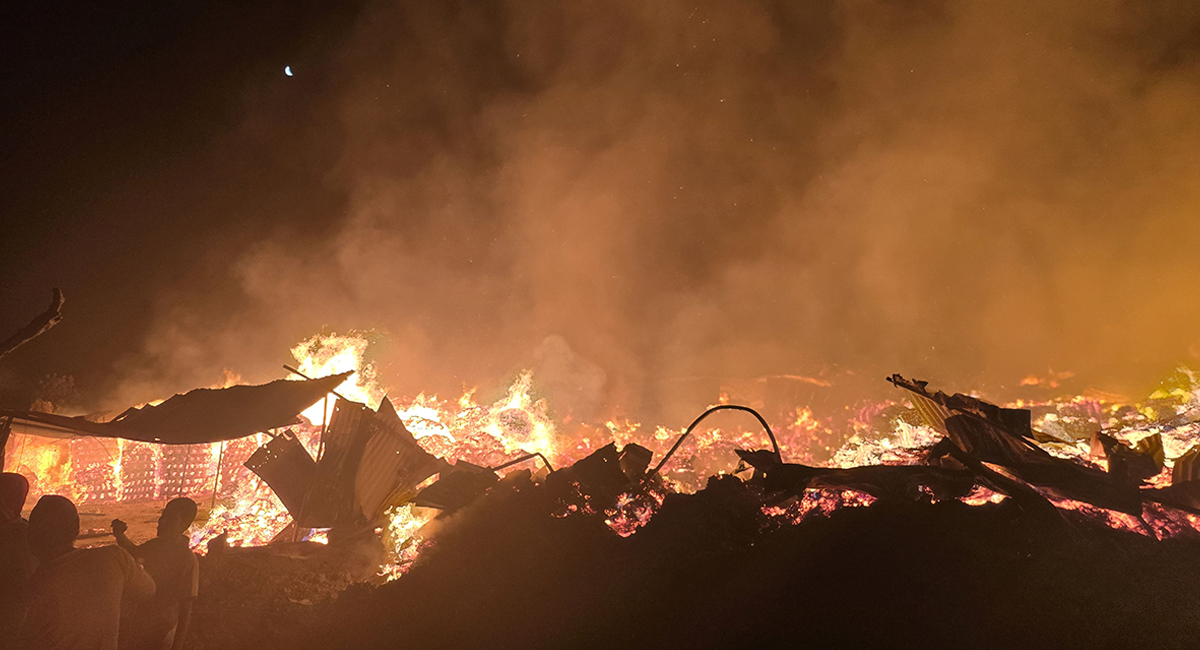 अझै निभेन साङ्ग्रिला प्लाई उद्योगमा लागेको आगो, आसपासका ३० घर जोखिममा