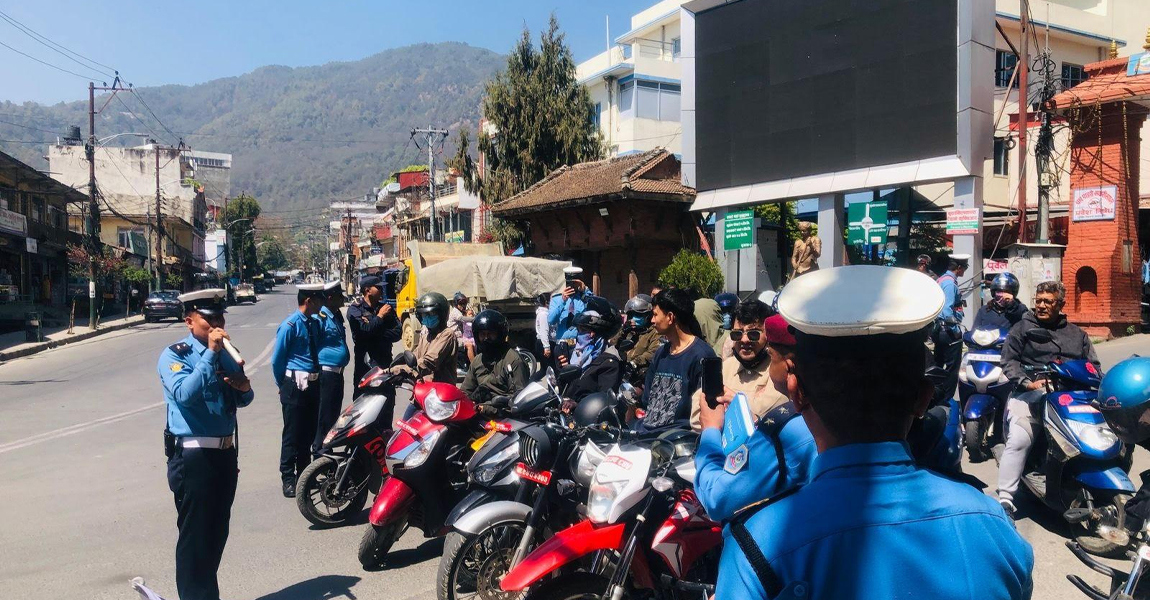 ट्राफिक प्रहरीले गर्‍याे दुईपाङ्ग्रे सवारी चालकसँग दुई मिनेट अभियान सुरु
