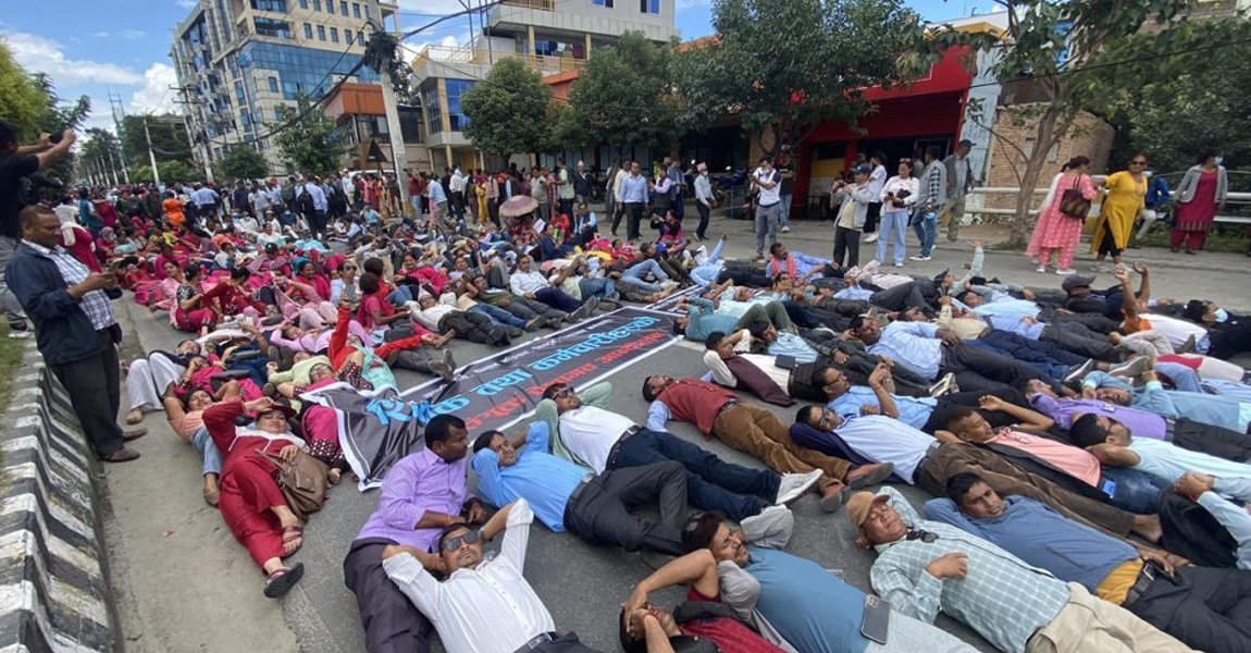 देशभरिका शिक्षकहरू सडक आन्दोलनमा