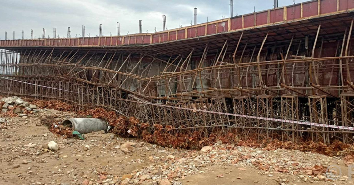 अमाहा खोलामा निर्माणाधीन पुल बाढीले भत्काउँदा दुई करोड बराबरको क्षति