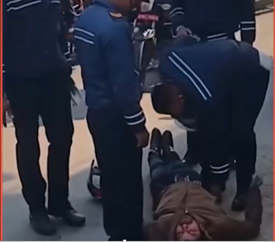 सर्वसाधारण मरणासन्न हुनेगरी कुट्ने चार जना ट्राफिक प्रहरी कारबाहीमा