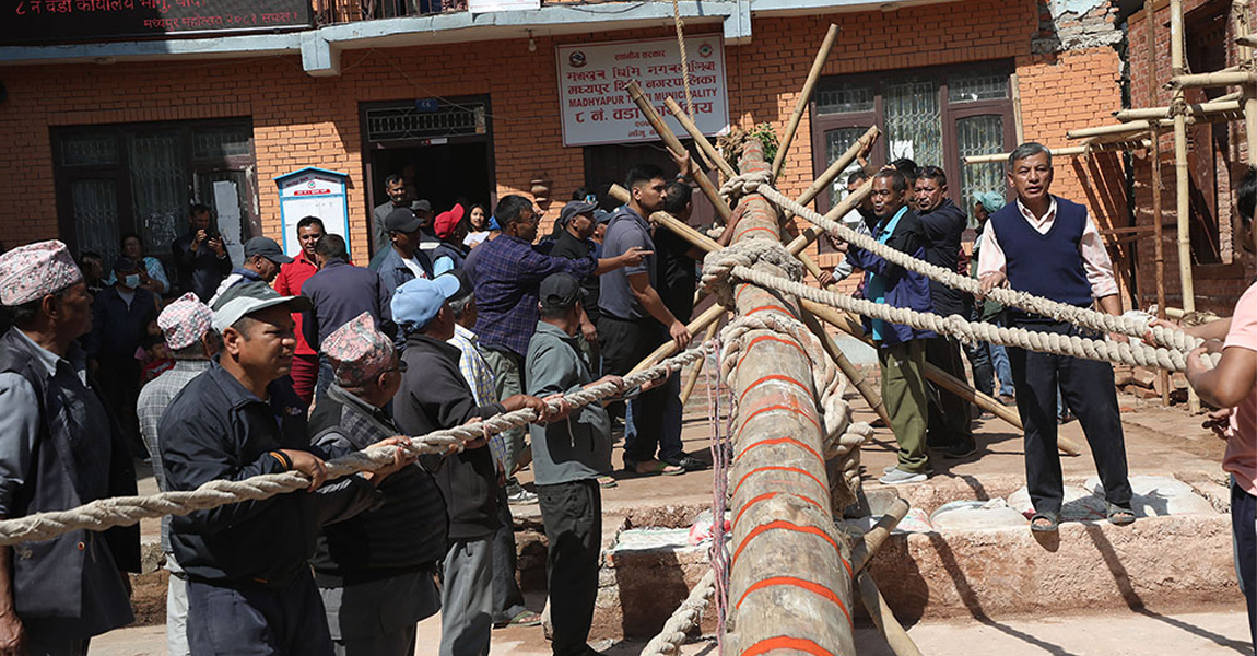 भक्तपुरमा हात नभएको लिङ्गो उठाएर जिब्रो छेड्ने जात्राको पूर्वतयारी गरिंदै