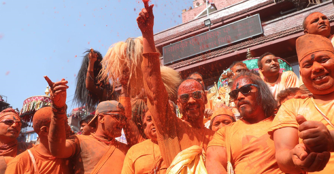 भक्तपुरमा यसरी मनाइयो सिन्दूर जात्रा (फाेटाे फिचर)